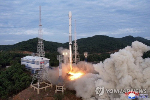 북한, 정찰위성 기습 발사…"궤도에 정확히 진입 성공"